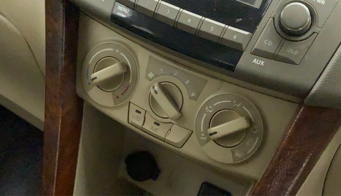 2015 Maruti Ertiga VXI CNG, CNG, Manual, 67,230 km, AC Unit - Directional switch has minor damage
