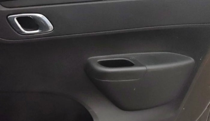 2018 Renault Kwid RXT 1.0 AMT (O), Petrol, Automatic, 76,339 km, Driver Side Door Panels Control