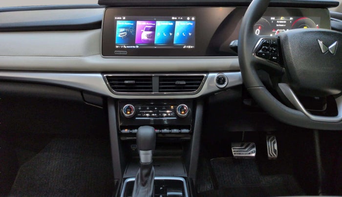 2024 Mahindra XUV700 AX 7 LUXURY D AT 7 STR, Diesel, Automatic, 20,913 km, Air Conditioner