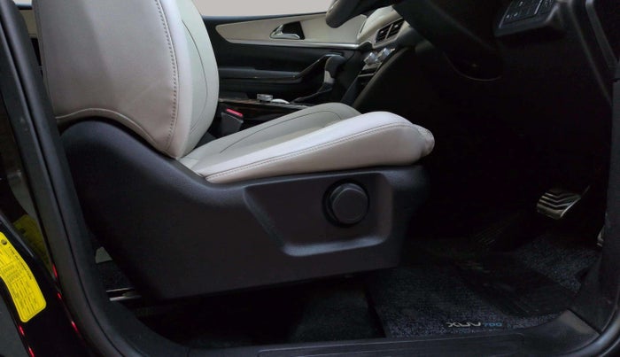 2024 Mahindra XUV700 AX 7 LUXURY D AT 7 STR, Diesel, Automatic, 20,913 km, Driver Side Adjustment Panel