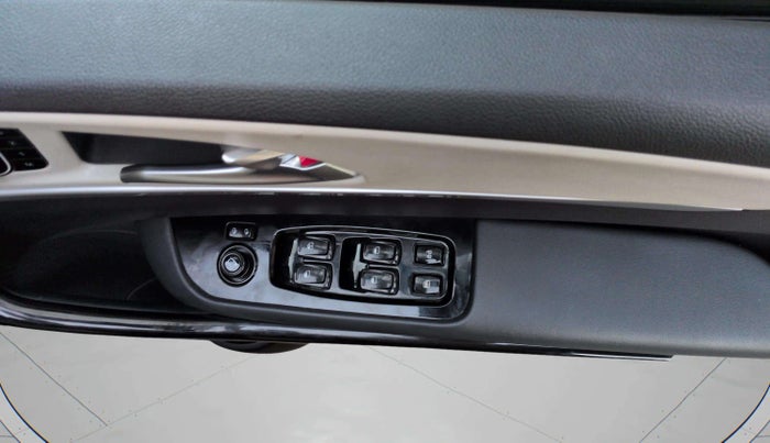 2024 Mahindra XUV700 AX 7 LUXURY D AT 7 STR, Diesel, Automatic, 20,913 km, Driver Side Door Panels Control