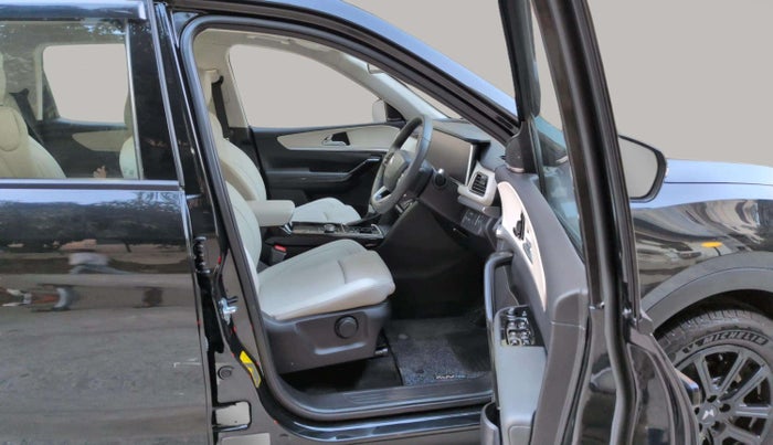 2024 Mahindra XUV700 AX 7 LUXURY D AT 7 STR, Diesel, Automatic, 20,913 km, Right Side Front Door Cabin