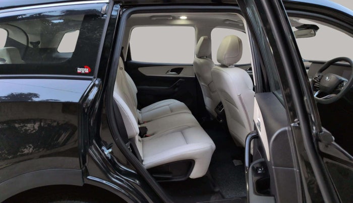 2024 Mahindra XUV700 AX 7 LUXURY D AT 7 STR, Diesel, Automatic, 20,913 km, Right Side Rear Door Cabin