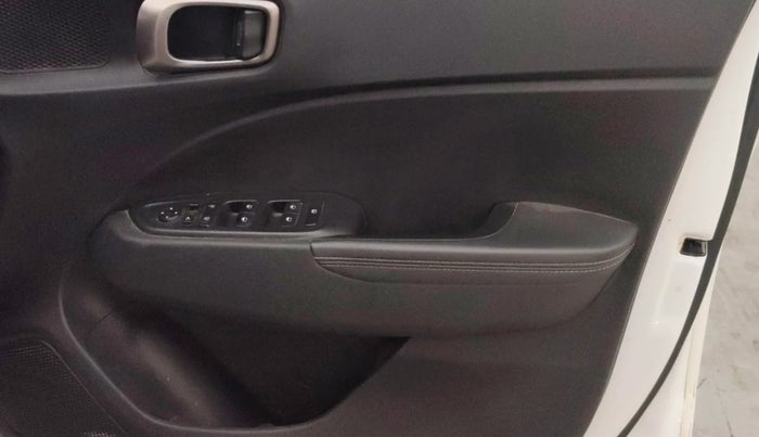 2023 Hyundai VENUE SX 1.2 KNIGHT EDITION, Petrol, Manual, 58,132 km, Driver Side Door Panels Control