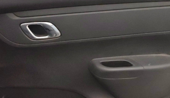 2018 Renault Kwid RXT 1.0 AMT (O), Petrol, Automatic, 39,980 km, Driver Side Door Panels Control