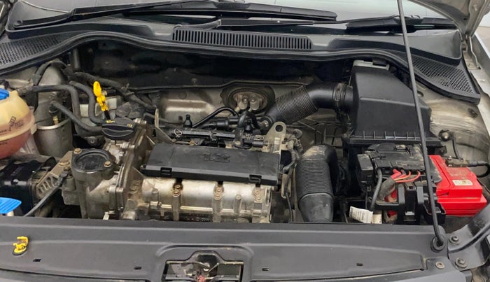 2014 Volkswagen Polo HIGHLINE1.2L, Petrol, Manual, 1,28,170 km, Engine View - Left