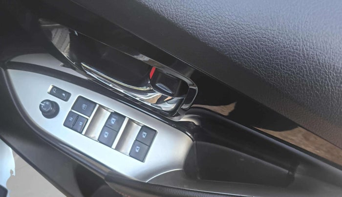 2020 Toyota Innova Crysta 2.4 VX 7 STR, Diesel, Manual, 74,069 km, Driver Side Door Panels Control