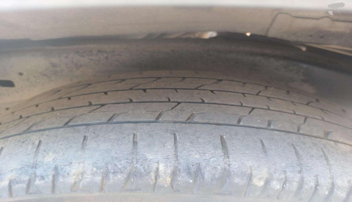 2020 Toyota Innova Crysta 2.4 VX 7 STR, Diesel, Manual, 74,069 km, Left Front Tyre Tread