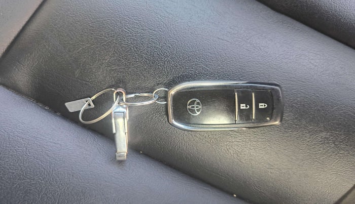 2020 Toyota Innova Crysta 2.4 VX 7 STR, Diesel, Manual, 74,069 km, Key Close Up