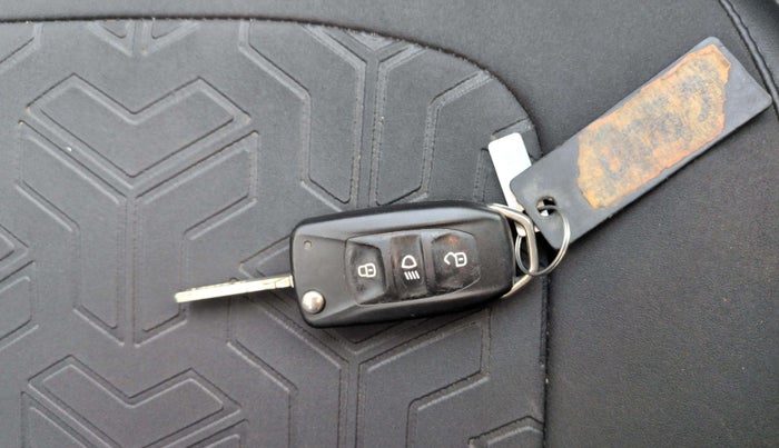 2022 Tata Safari XMA, Diesel, Automatic, 19,584 km, Key Close Up