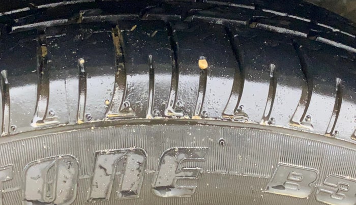 2022 Mahindra XUV300 W8 (O) 1.2 PETROL AMT, Petrol, Automatic, 26,264 km, Left Front Tyre Tread