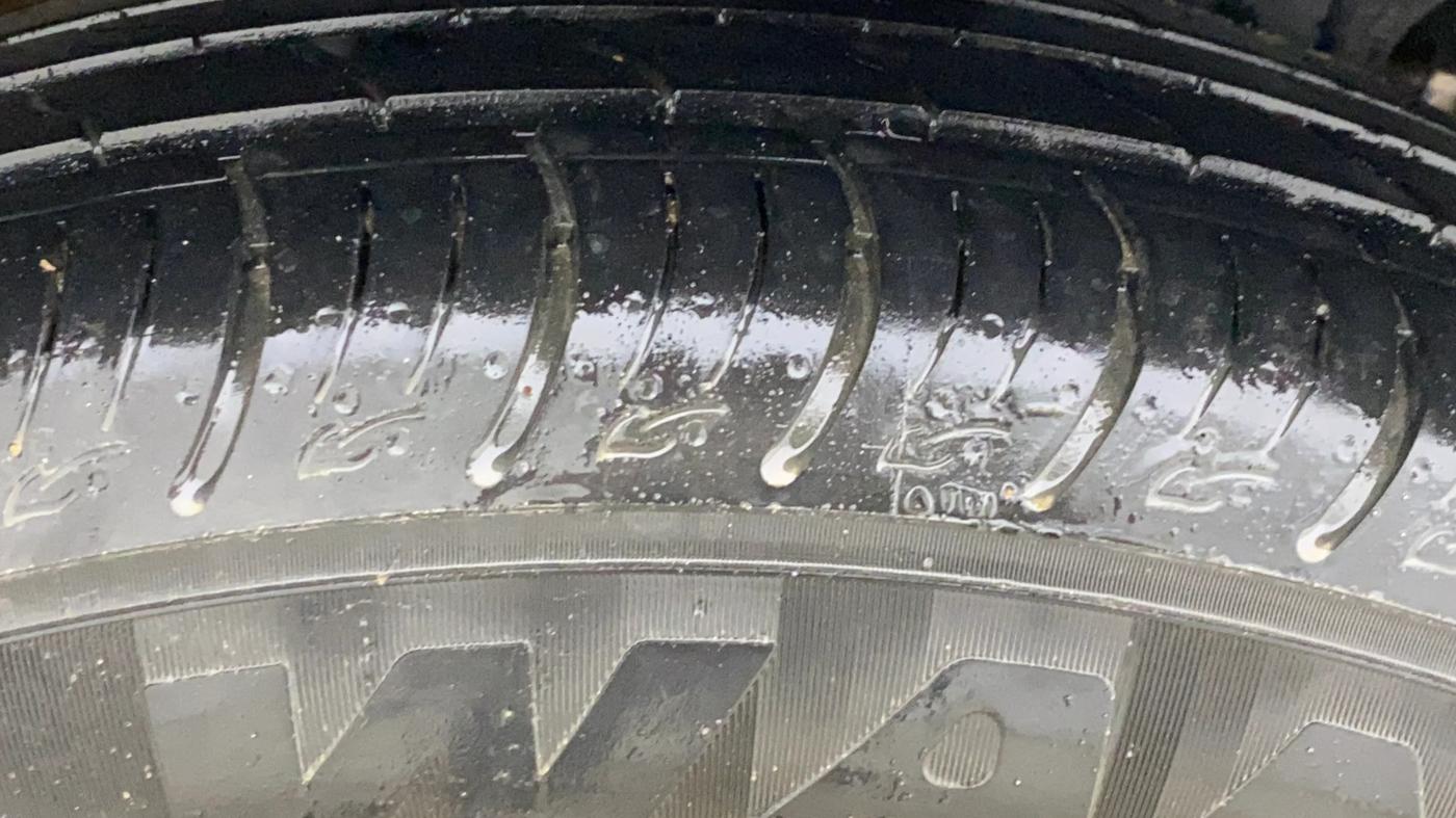 2022 Mahindra XUV300 W8 (O) 1.2 PETROL AMT, Petrol, Automatic, 26,264 km, Right Rear Tyre Tread