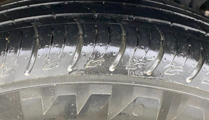 2022 Mahindra XUV300 W8 (O) 1.2 PETROL AMT, Petrol, Automatic, 26,264 km, Right Rear Tyre Tread