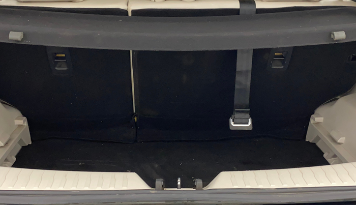 2022 Mahindra XUV300 W8 (O) 1.2 PETROL AMT, Petrol, Automatic, 26,264 km, Boot Inside