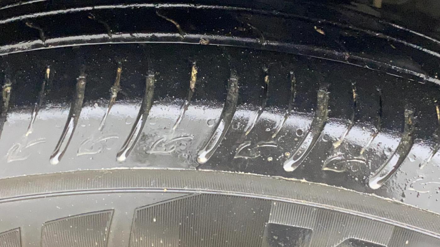 2022 Mahindra XUV300 W8 (O) 1.2 PETROL AMT, Petrol, Automatic, 26,264 km, Right Front Tyre Tread