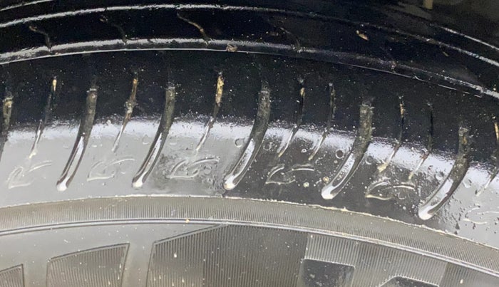 2022 Mahindra XUV300 W8 (O) 1.2 PETROL AMT, Petrol, Automatic, 26,264 km, Right Front Tyre Tread