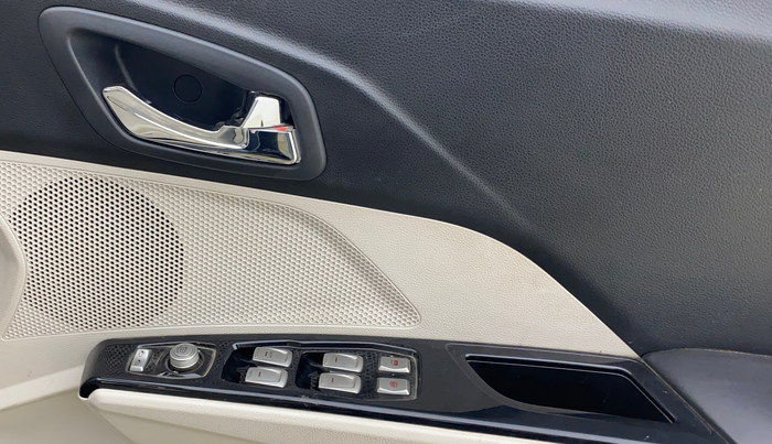 2022 Mahindra XUV300 W8 (O) 1.2 PETROL AMT, Petrol, Automatic, 26,264 km, Driver Side Door Panels Control