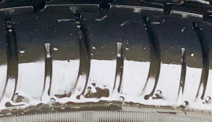 2022 Mahindra XUV300 W8 (O) 1.2 PETROL AMT, Petrol, Automatic, 26,264 km, Left Rear Tyre Tread