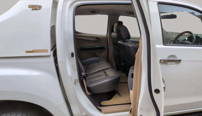 2018 ISUZU D-Max V Cross 4*4 MT, Diesel, Manual, 1,14,493 km, Right Side Rear Door Cabin