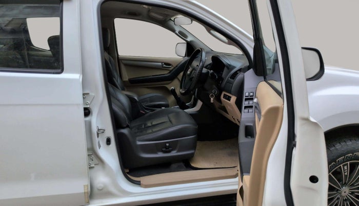 2018 ISUZU D-Max V Cross 4*4 MT, Diesel, Manual, 1,14,493 km, Right Side Front Door Cabin