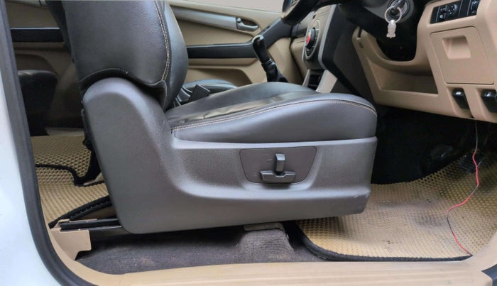 2018 ISUZU D-Max V Cross 4*4 MT, Diesel, Manual, 1,14,493 km, Driver Side Adjustment Panel