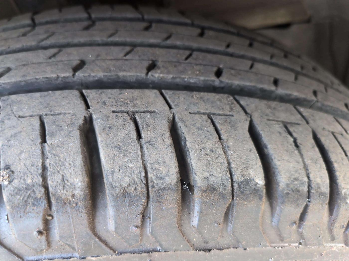 2022 Maruti Ertiga VXi (O), Petrol, Manual, 15,361 km, Left Front Tyre Tread
