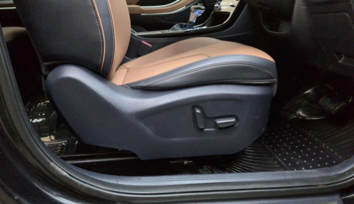 2024 Hyundai ALCAZAR Signature 7 STR 1.5 Turbo GDi Petrol DCT, Petrol, Automatic, 4,227 km, Driver Side Adjustment Panel