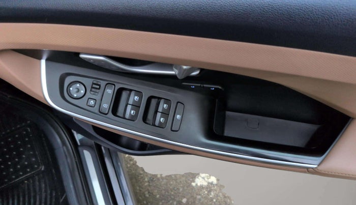 2024 Hyundai ALCAZAR Signature 7 STR 1.5 Turbo GDi Petrol DCT, Petrol, Automatic, 4,227 km, Driver Side Door Panels Control