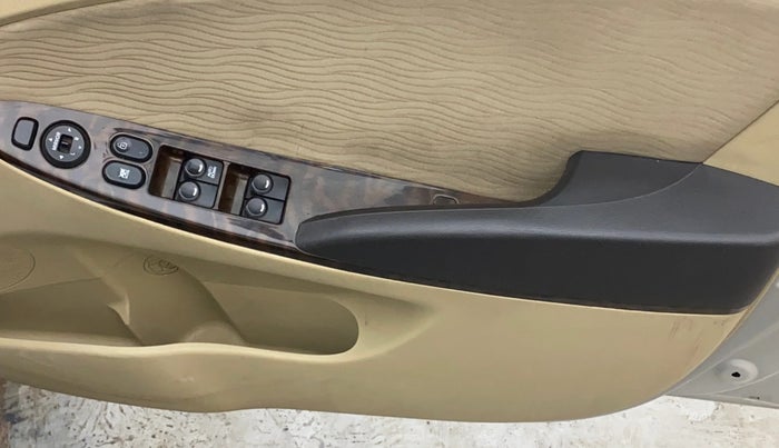 2014 Hyundai Verna FLUIDIC 1.6 CRDI SX, Diesel, Manual, 1,44,910 km, Driver Side Door Panels Control