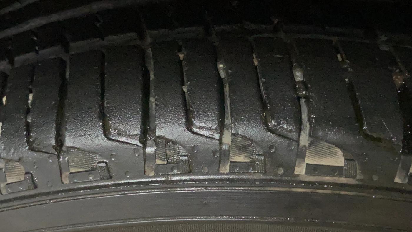 2021 Mahindra Thar LX D 4WD AT CONVERTIBLE, Diesel, Automatic, 63,777 km, Left Front Tyre Tread