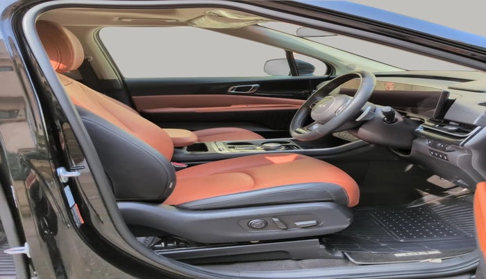 2025 KIA CARNIVAL LIMOUSINE PLUS 2.2 7 STR, Diesel, Automatic, 10,558 km, Right Side Front Door Cabin