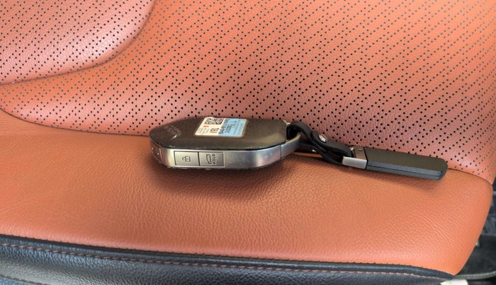 2025 KIA CARNIVAL LIMOUSINE PLUS 2.2 7 STR, Diesel, Automatic, 10,558 km, Key Close Up