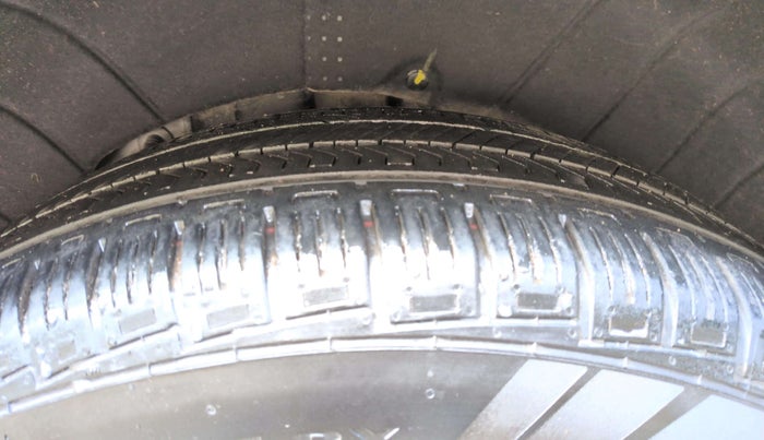 2025 KIA CARNIVAL LIMOUSINE PLUS 2.2 7 STR, Diesel, Automatic, 10,558 km, Right Rear Tyre Tread