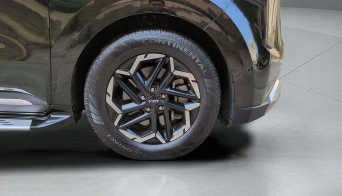 2025 KIA CARNIVAL LIMOUSINE PLUS 2.2 7 STR, Diesel, Automatic, 10,558 km, Right Front Wheel