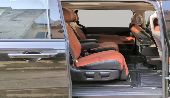 2025 KIA CARNIVAL LIMOUSINE PLUS 2.2 7 STR, Diesel, Automatic, 10,558 km, Right Side Rear Door Cabin