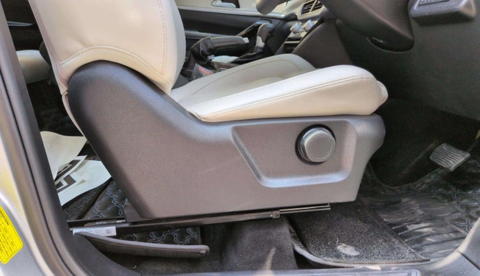 2024 Mahindra XUV700 AX 7 P AT 7 STR, Petrol, Automatic, 12,231 km, Driver Side Adjustment Panel
