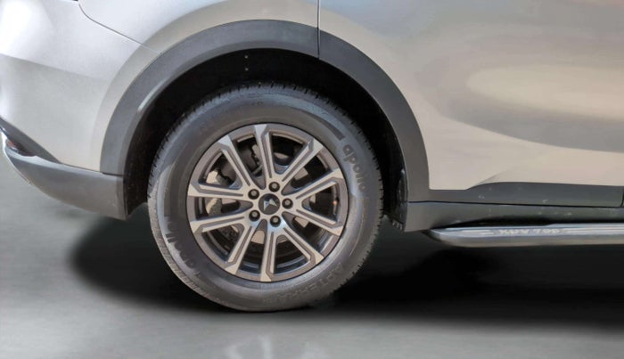 2024 Mahindra XUV700 AX 7 P AT 7 STR, Petrol, Automatic, 12,231 km, Right Rear Wheel