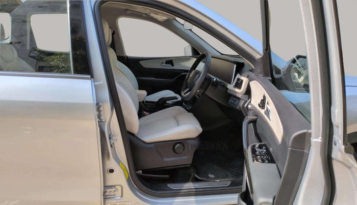2024 Mahindra XUV700 AX 7 P AT 7 STR, Petrol, Automatic, 12,231 km, Right Side Front Door Cabin