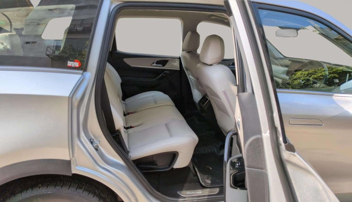 2024 Mahindra XUV700 AX 7 P AT 7 STR, Petrol, Automatic, 12,231 km, Right Side Rear Door Cabin