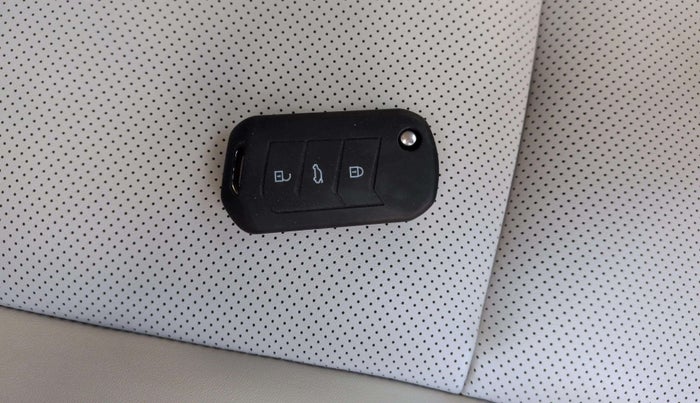 2024 Mahindra XUV700 AX 7 P AT 7 STR, Petrol, Automatic, 12,231 km, Key Close Up