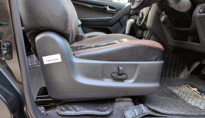 2022 ISUZU D-Max V Cross Z PRESTIGE 4X4AT, Diesel, Automatic, 46,876 km, Driver Side Adjustment Panel