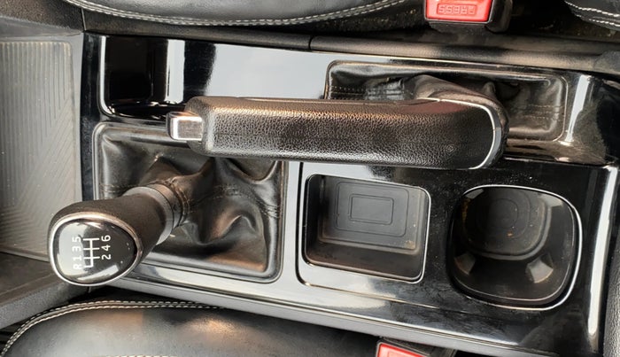 2022 Mahindra XUV700 AX 5 P MT 5 STR, Petrol, Manual, 69,318 km, Gear Lever