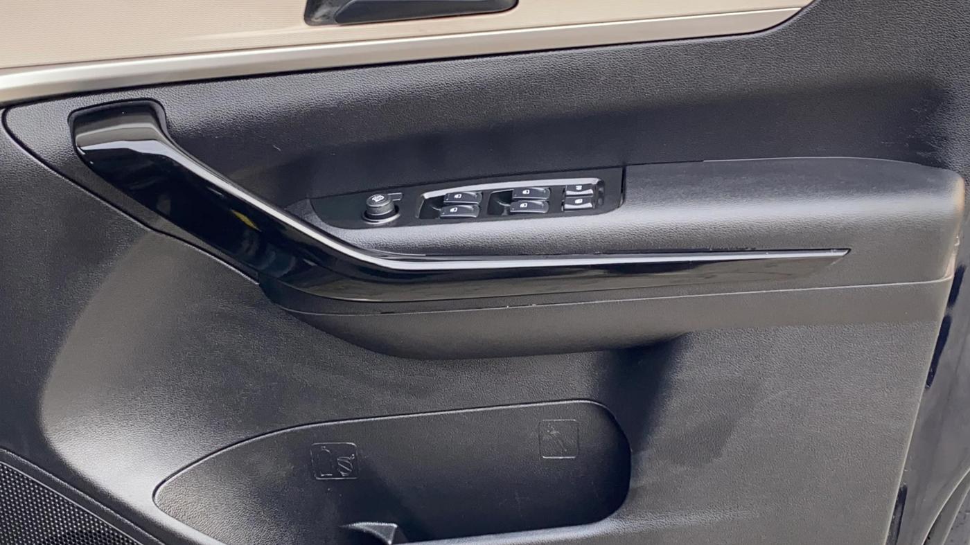 2022 Mahindra XUV700 AX 5 P MT 5 STR, Petrol, Manual, 69,318 km, Driver Side Door Panels Control