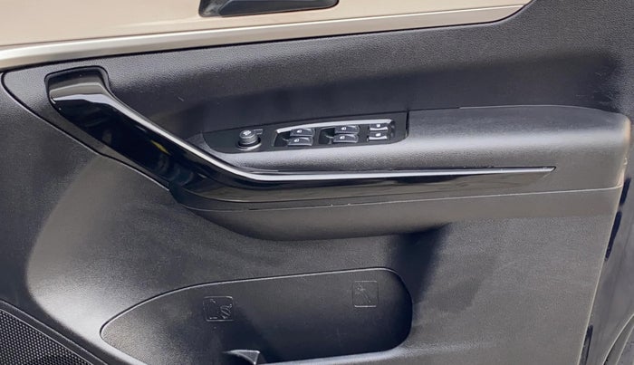 2022 Mahindra XUV700 AX 5 P MT 5 STR, Petrol, Manual, 69,318 km, Driver Side Door Panels Control