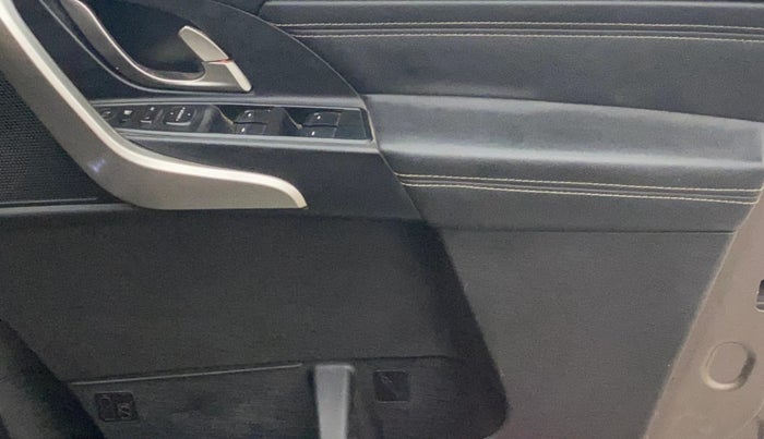 2018 Mahindra XUV500 W11 AT, Diesel, Automatic, 84,090 km, Driver Side Door Panels Control