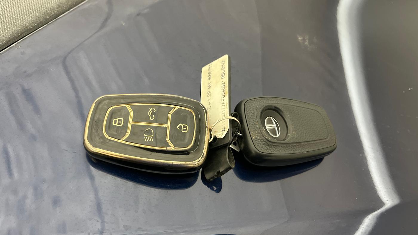 2023 Tata ALTROZ XZ PLUS PETROL, Petrol, Manual, 19,861 km, Key Close Up