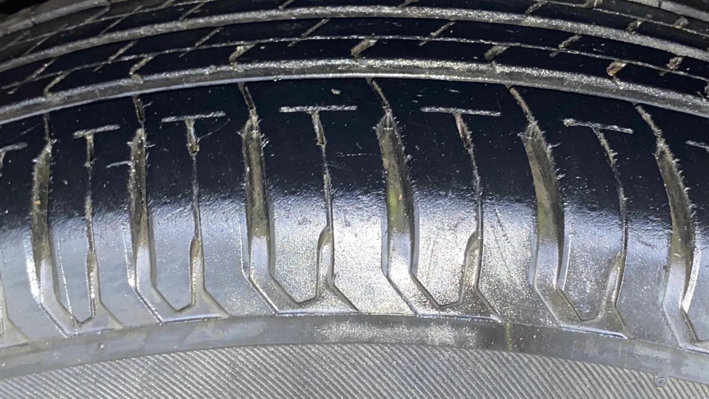 2014 Toyota Corolla Altis G PETROL, Petrol, Manual, 1,03,843 km, Left Front Tyre Tread