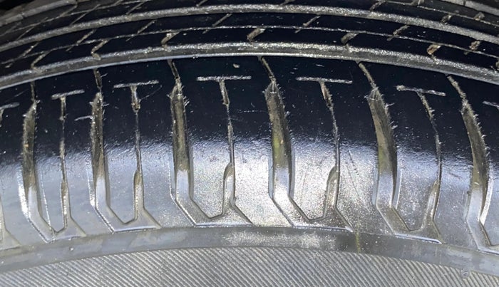 2014 Toyota Corolla Altis G PETROL, Petrol, Manual, 1,03,843 km, Left Front Tyre Tread