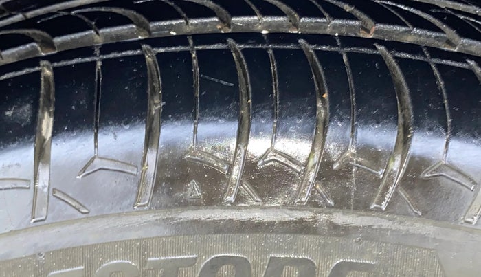 2014 Toyota Corolla Altis G PETROL, Petrol, Manual, 1,03,843 km, Right Front Tyre Tread