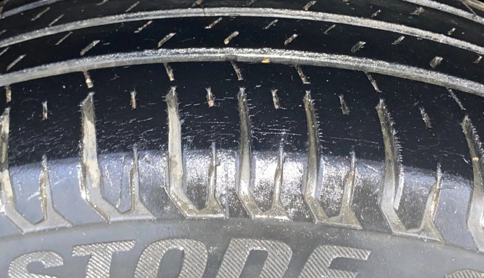 2014 Toyota Corolla Altis G PETROL, Petrol, Manual, 1,03,843 km, Right Rear Tyre Tread